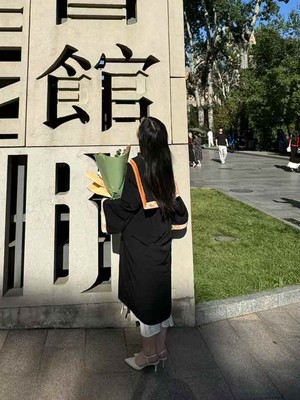 吴夏曦在北京外国语大学图书馆前留影